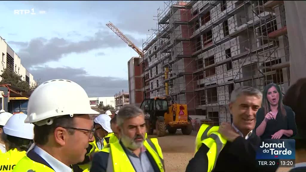Imagem de Carneiro desafia Montenegro a deixar cair lei das rendas