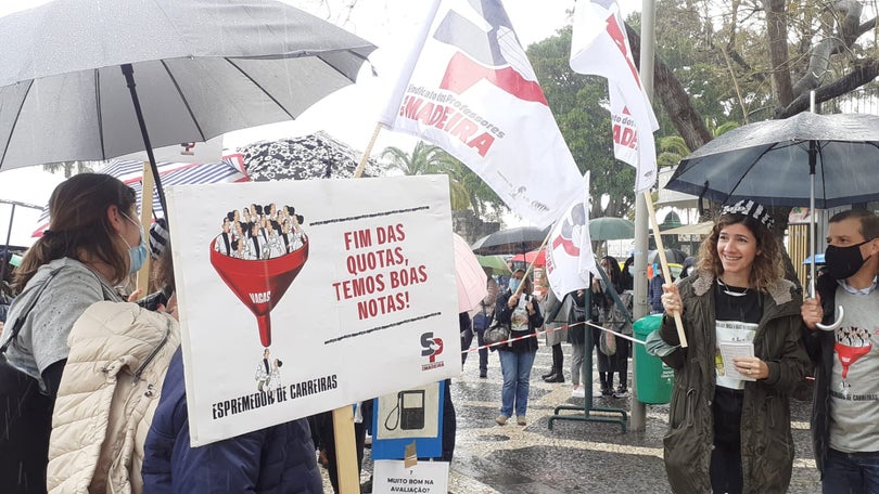 Imagem de Professores em protesto à porta do parlamento