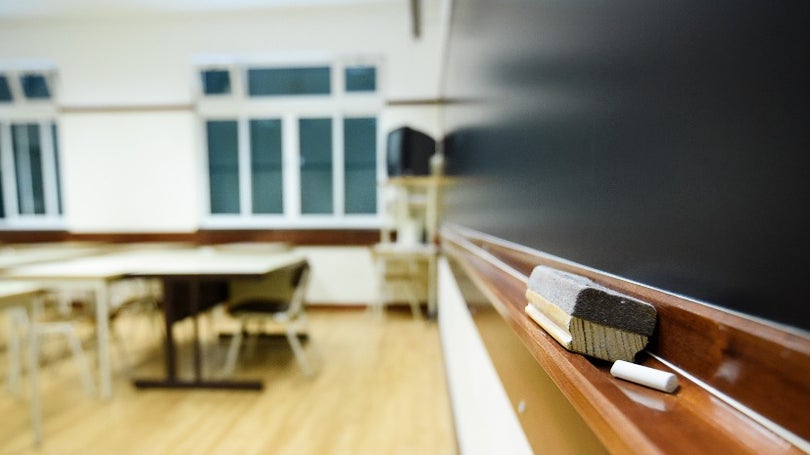 Imagem de Escola madeirense destaca-se em Fisica-Química, mas Região tem piores resultados