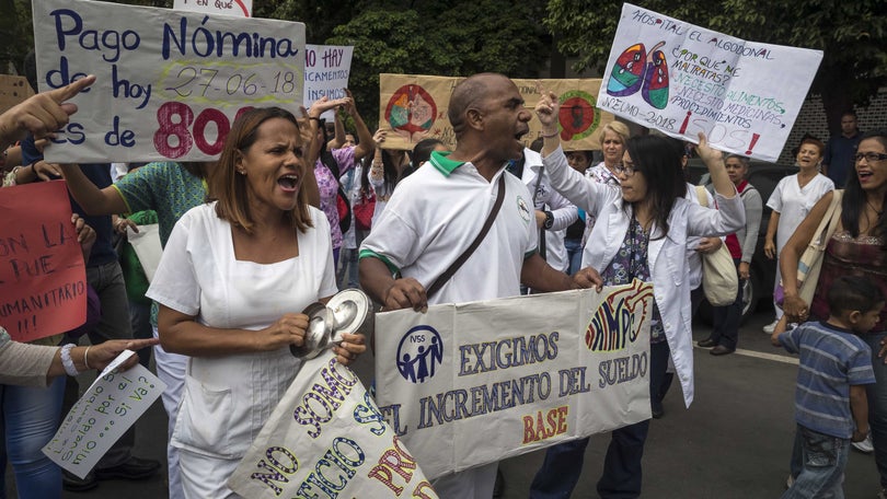 Médicos e enfermeiros em protesto na Venezuela