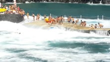 Imagem de Ondas do mar de grande dimensão arrastam banhistas [Vídeo]