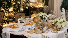 Imagem de Teatro Baltazar Dias mostra mesas de Natal com Bordado Madeira