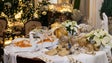 Imagem de Teatro Baltazar Dias mostra mesas de Natal com Bordado Madeira