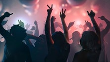 Imagem de Covid-19: GNR põe fim a festa ilegal com mais de 200 pessoas no Algarve