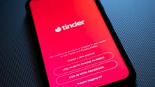 Imagem de Aplicações como o Tinder ou Grindr transformaram o modo de conhecer pessoas (áudio)