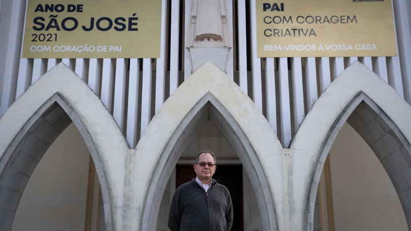 Imagem de Padres rendem-se às celebrações religiosas virtuais