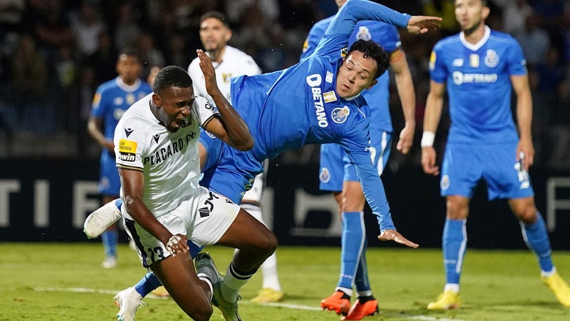 Porto vence em Famalicão e mantém-se na corrida