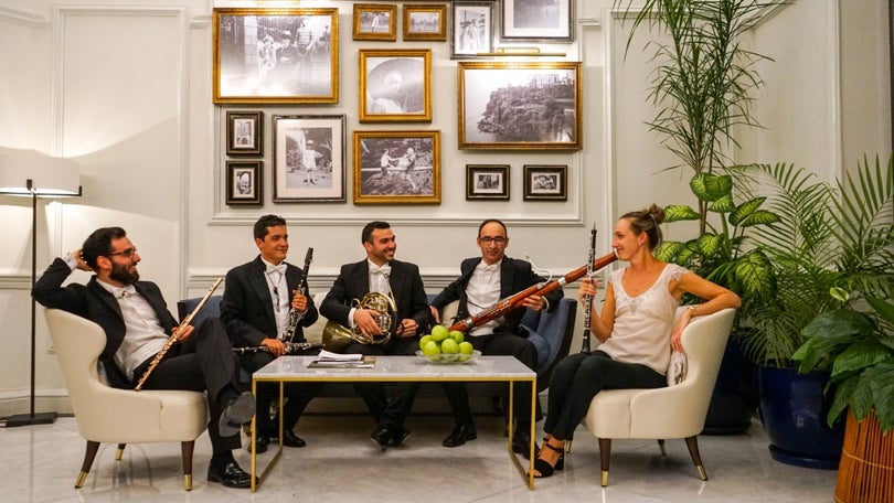 Imagem de Orquestra no átrio do Teatro Baltazar Dias