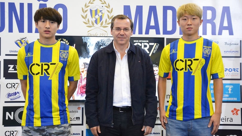 Ham Hwijin, lateral esquerdo e Kim Jinkyu, lateral direito contratados pelo União