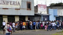 Imagem de Populares saqueiam lojas na Venezuela em protesto