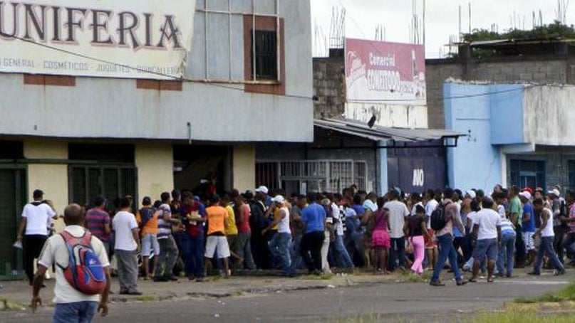 Imagem de Populares saqueiam lojas na Venezuela em protesto