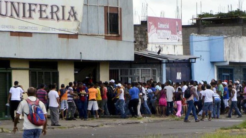 Populares saqueiam lojas na Venezuela em protesto