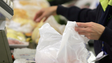Supermercados cobram sacos de plástico que não pagam taxa