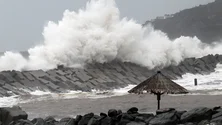 Imagem de Aviso de mau tempo para orla marítima na Madeira em vigor até quarta-feira