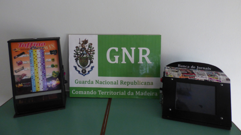 Imagem de GNR apreende máquinas de jogo ilegal em Câmara de Lobos