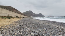 Imagem de Pedras cobrem areal do Porto Santo (vídeo)