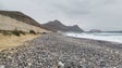 Pedras cobrem areal do Porto Santo (vídeo)