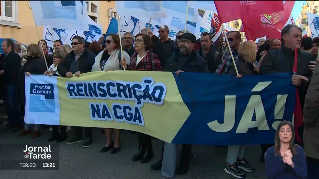 Professores em protesto exigem reinscrição na Caixa Geral de Aposentações