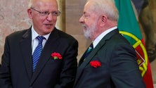 Imagem de Cravos de Abril simbolizam luta pela liberdade ucraniana, diz Santos Silva perante Lula
