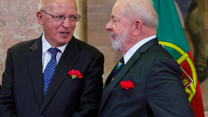 Imagem de Cravos de Abril simbolizam luta pela liberdade ucraniana, diz Santos Silva perante Lula