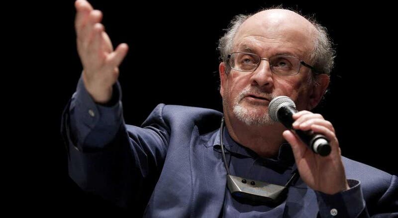 Salman Rushdie ligado a ventilador e pode perder um olho