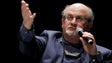 Imagem de Salman Rushdie ligado a ventilador e pode perder um olho