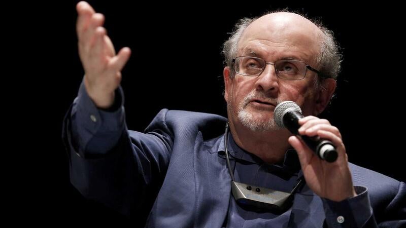 Imagem de Salman Rushdie ligado a ventilador e pode perder um olho