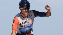Imagem de Michael  Woods vence no alto do Puy de Dôme