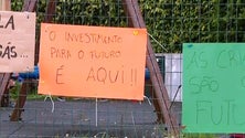 Imagem de Pais manifestam-se à porta da escola do Capelo (Vídeo)