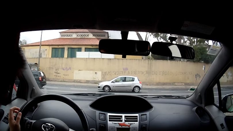 Imagem de Covid-19: Exames de código e práticos de condução suspensos