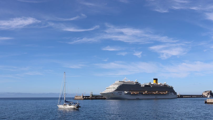 Costa Diadema no Porto do Funchal com 4 028 pessoas