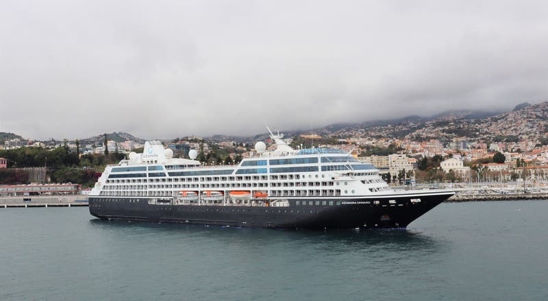 Azamara Onward de regresso ao Porto do Funchal com 1062 pessoas