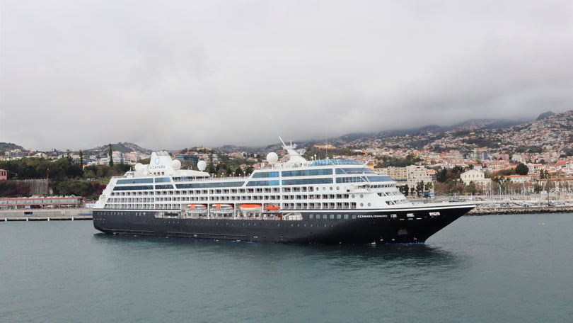 Imagem de Azamara Onward de regresso ao Porto do Funchal com 1062 pessoas