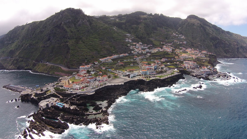 Carro cai ao mar no Porto Moniz