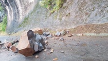 Imagem de Queda de pedras está a provocar estragos em viaturas no Faial