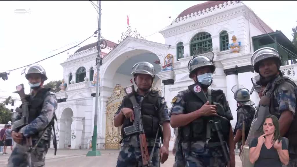 Crise política no Nepal. Presidente dissolve Parlamento e anuncia eleições para março
