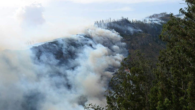 Imagem de Dois focos de incêndio ativos no Campanário