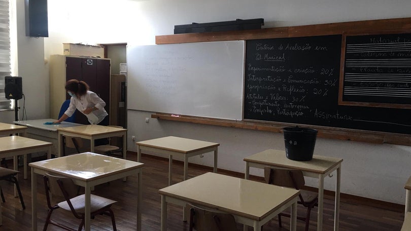 Imagem de Professores e não docentes prioritários na vacina