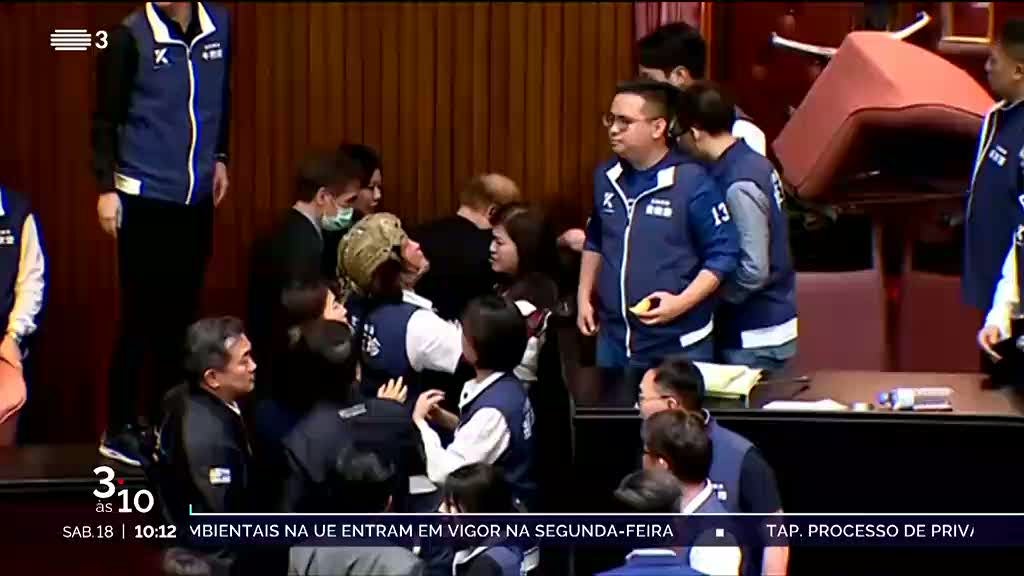 Parlamento Taiwan palco de cenas de violência entre deputados