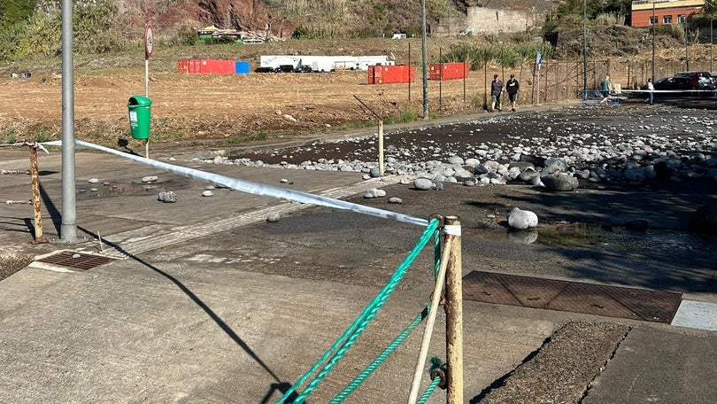 Imagem de Agitação marítima faz estragos na Praia Formosa