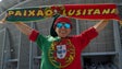 Imagem de Bandeira lusa `engolida` pela multidão húngara mas bem presente