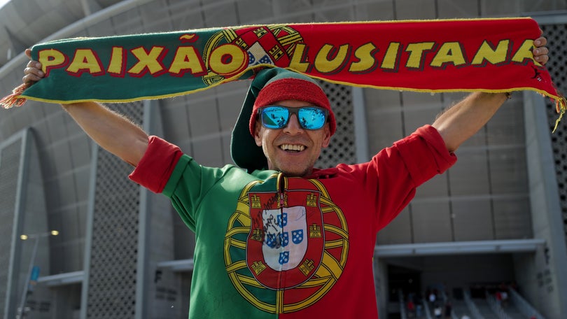 Imagem de Bandeira lusa `engolida` pela multidão húngara mas bem presente