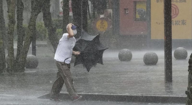 Tempestade obriga 72 mil japoneses a abandonar as suas casas
