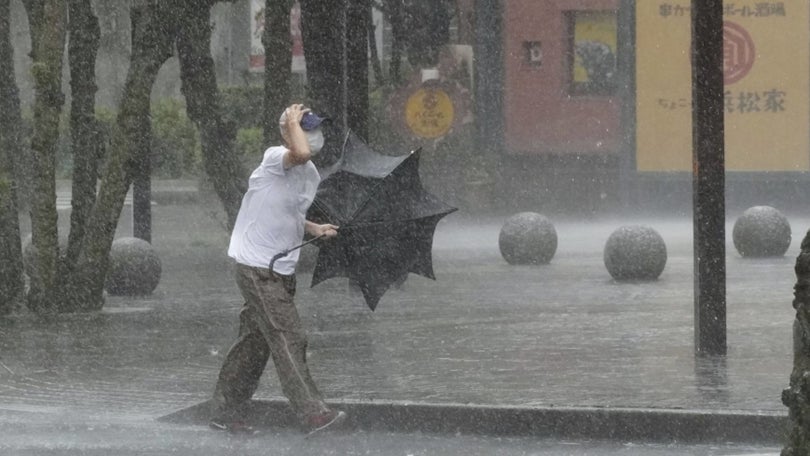 Tempestade obriga 72 mil japoneses a abandonar as suas casas