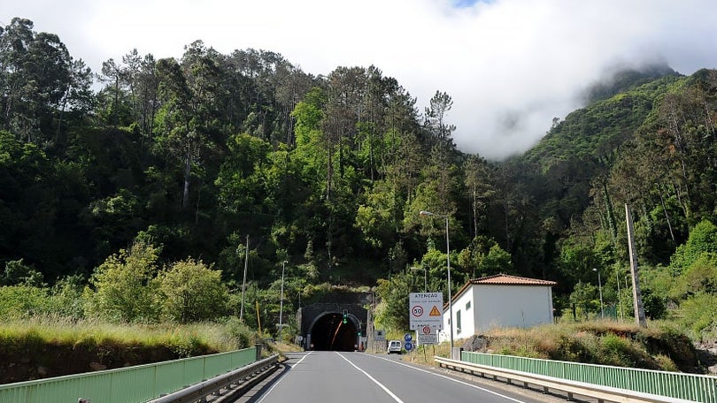 Despiste de mota faz dois feridos