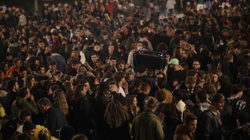 Imagem de Polícia dispersa multidão que comemorava fim do recolher