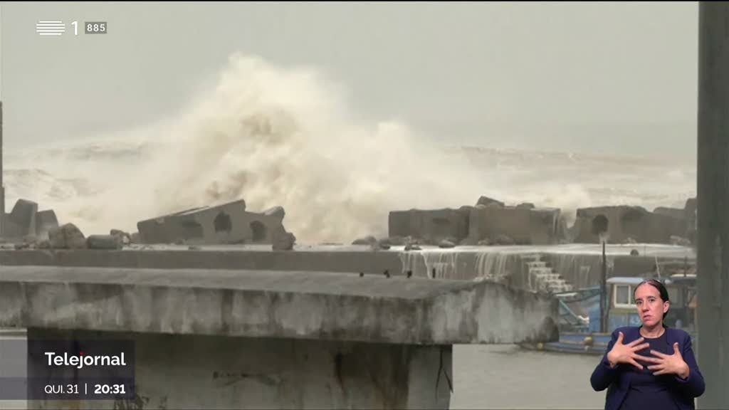 Taiwan atingida pela maior tempestade em três décadas