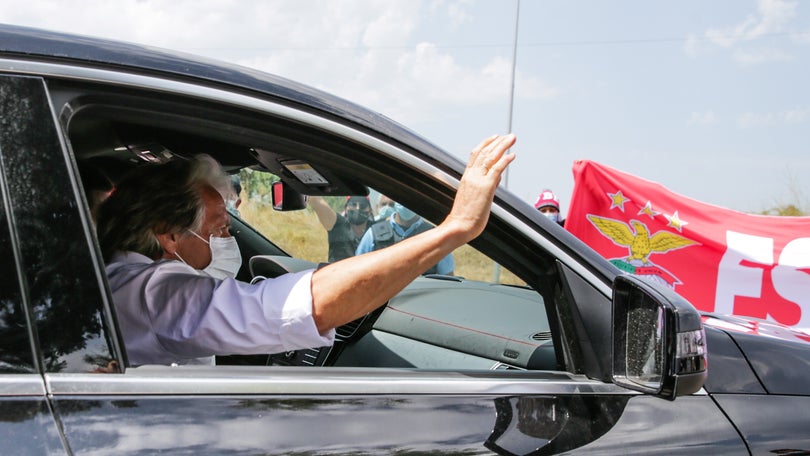 Imagem de Jorge Jesus recebido em Lisboa por benfiquistas com tarjas de boas-vindas