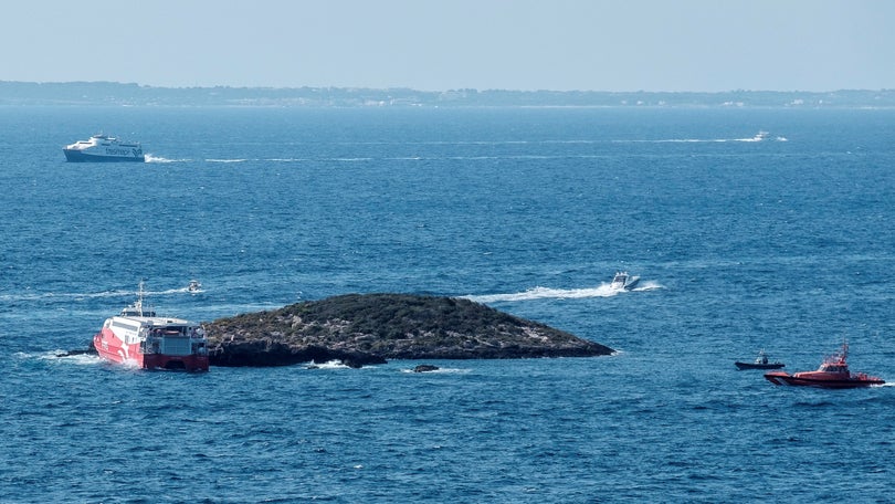 Ferry embate em ilhéu em Ibiza