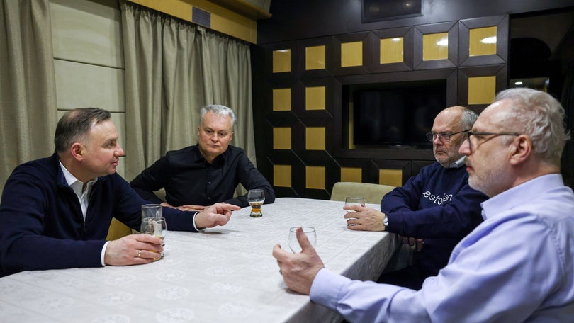 Imagem de Presidentes da Polónia, Lituânia, Letónia e Estónia a caminho de Kiev
